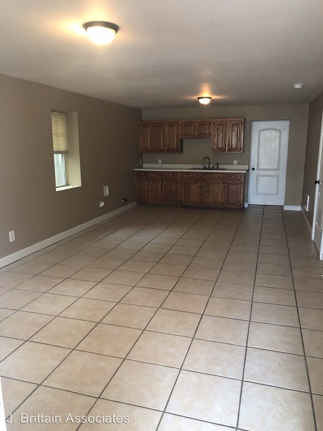 Building Photo - 2 br, 1 bath House - 1021 S Leighton Ave