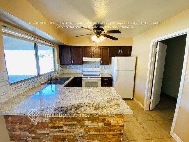 Foto del edificio - 4712 E Carson Rd