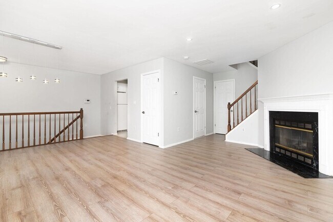 Building Photo - 27 Cottonwood St