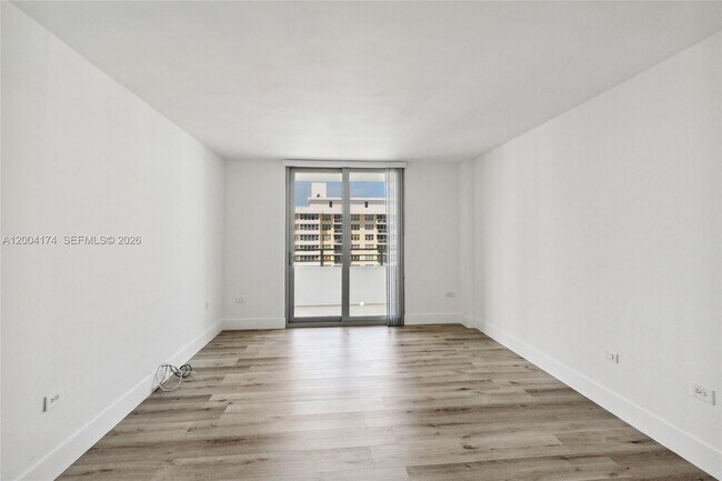 Foto del edificio - 5555 Collins Ave