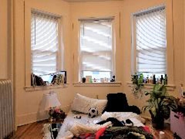 Foto del edificio - Allston 4 BR Apartment (H&HW Included) - 9/1/26