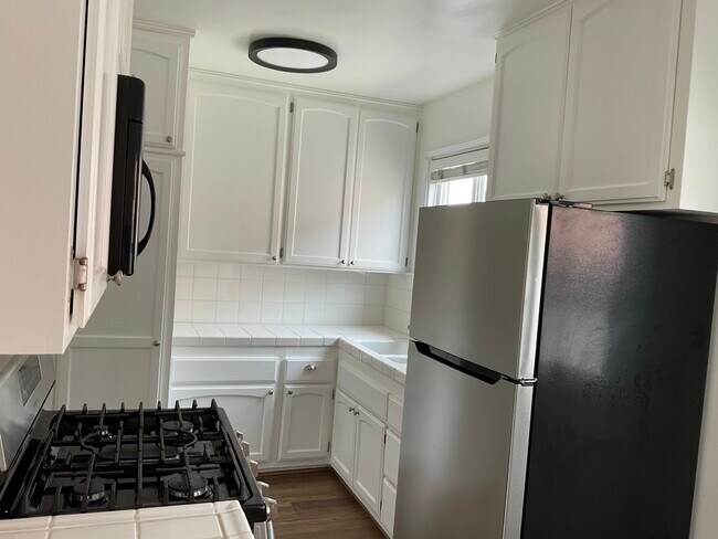 Cocina con amplia despensa y zona de comedor. - 702 S Pacific Coast Hwy
