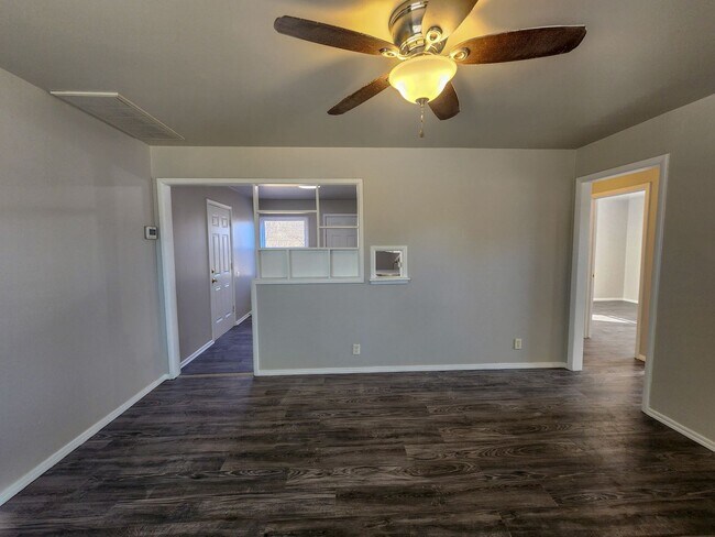 Foto del edificio - Cute 2 bed 1 bath house with 1 car garage