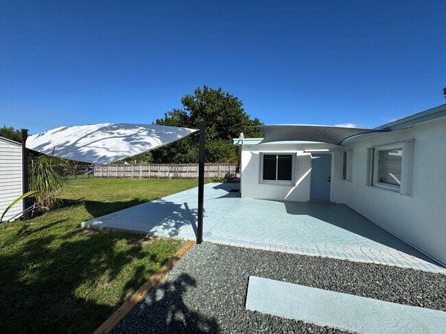 Foto del edificio - 205 NW 7th Ct