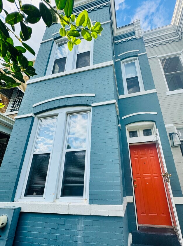 Foto principal - 1332 1/2 E St NE