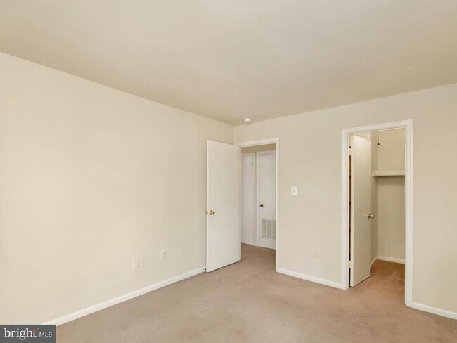 Building Photo - 8647 Beekman Pl
