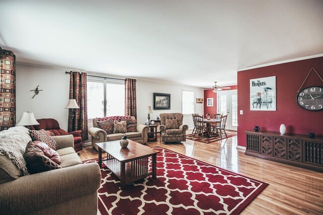 Foto del edificio - WOW! 4 BR 2.5 BA house w/ 1 acre of land a...