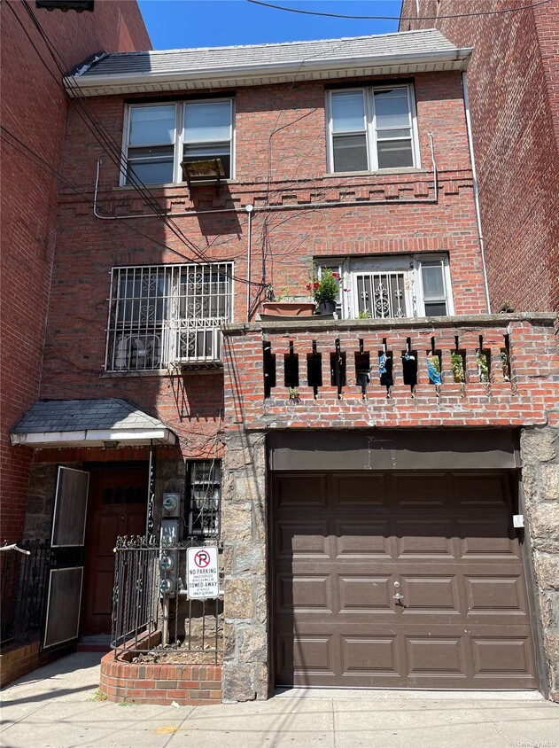 Primary Photo - 83-17 Vietor Ave