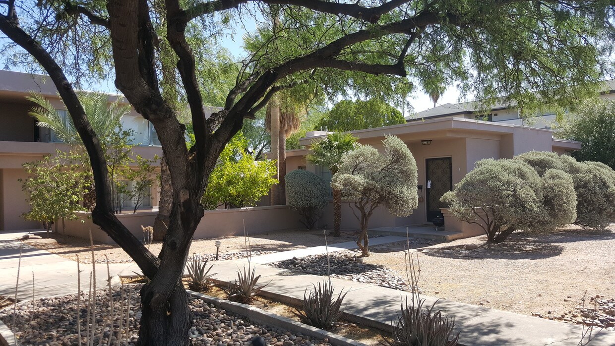 Foto principal - 2811 E 6th St