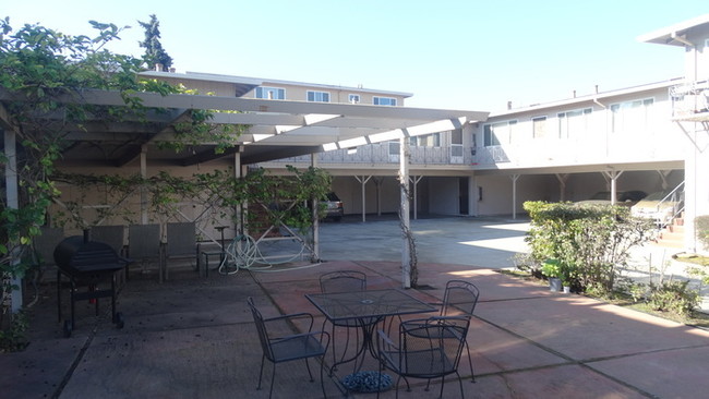 Building Photo - Apartment near shopping/freeway/caltrain