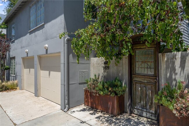 Building Photo - 1419 Cloverfield Blvd