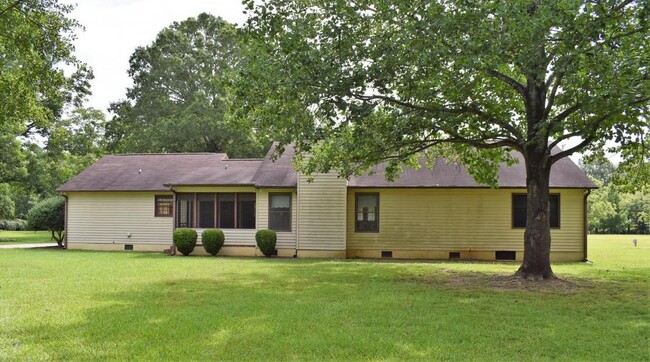 Building Photo - 501 Valley View