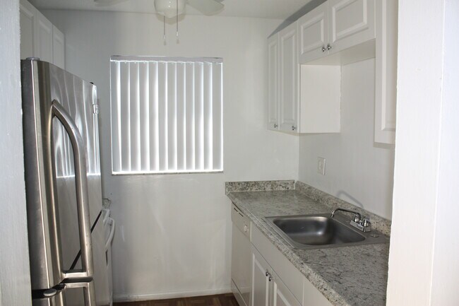 Building Photo - 374 Sunshine Dr