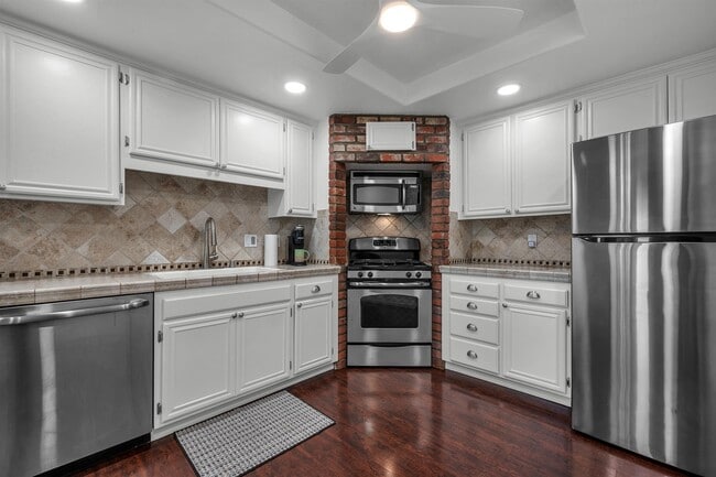 stainless steele appliances and new LED lighting - 2655 Calle Abedul