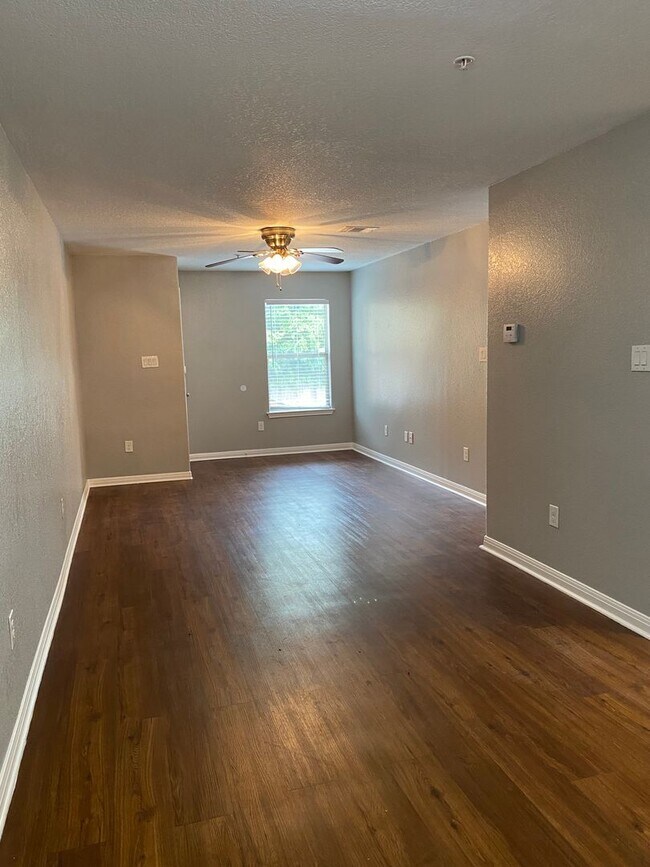 Foto del edificio - Spacious 3-Bedroom Near Live Oak