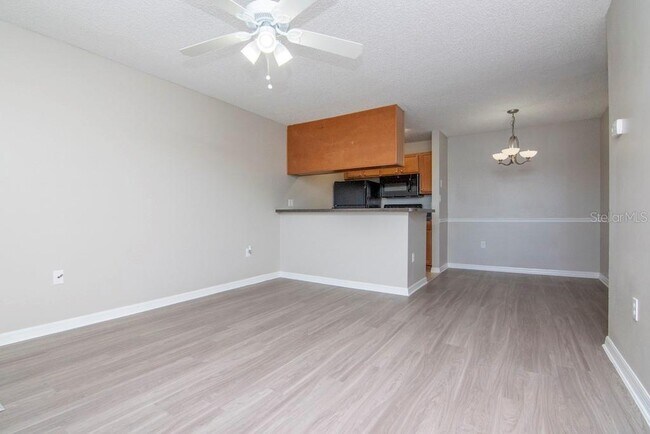 Building Photo - 302 Lake Parsons Green