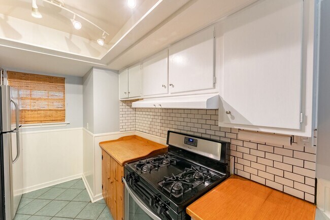 Building Photo - Stunning 3 bedroom 2bathroom House in Deer...