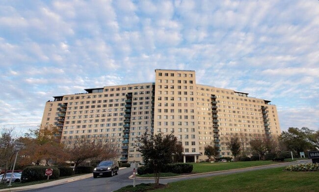 Foto del edificio - 10401 Grosvenor Pl