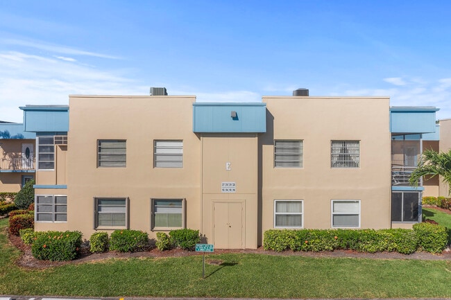 Building Photo - 195 Burgundy E