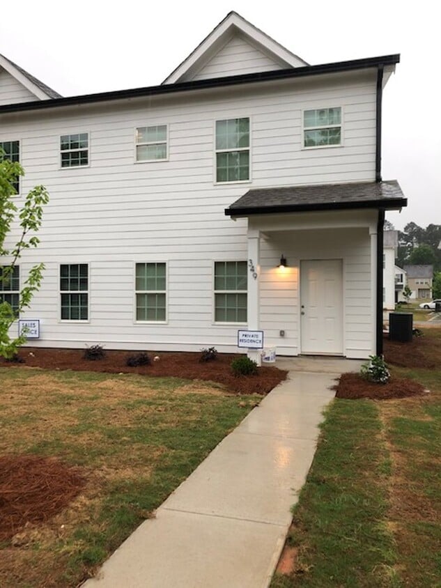 Foto principal - Move in ready townhome in Athens!