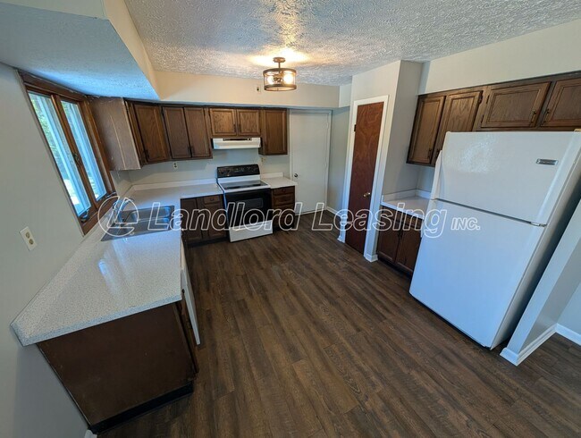 Foto del edificio - Spacious 4-Bedroom Home with Scenic Views ...