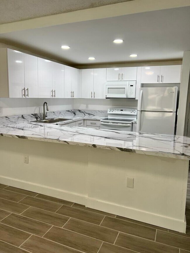 Building Photo - 6940 Miami Gardens Dr