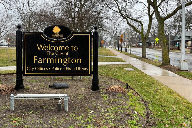 City Hall Park sign welcomes people to Farmington.