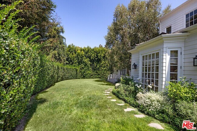Building Photo - 555 N Tigertail Rd