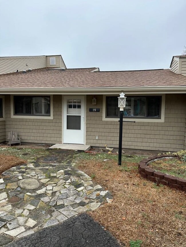 Building Photo - Waterfront Townhome
