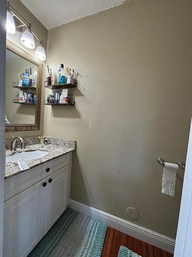 Foto del edificio - 232 Lakeside Cir