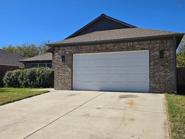 Photo - 1100 Primrose Dr House