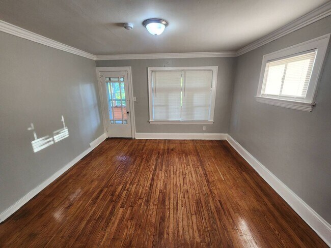 Foto del edificio - 14301 Kingsford Ave