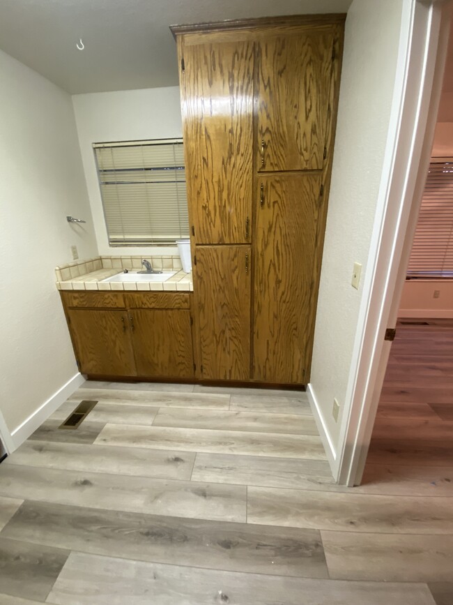 Mudroom/ large washroom between kitchen and garage - 732 Duffin Dr