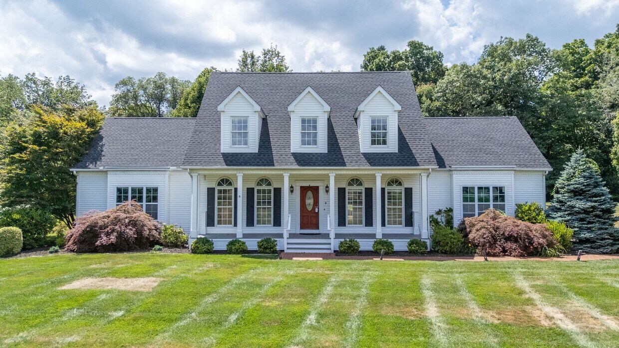 Foto principal - Charming Country Colonial on Cul-de-Sac, 4...