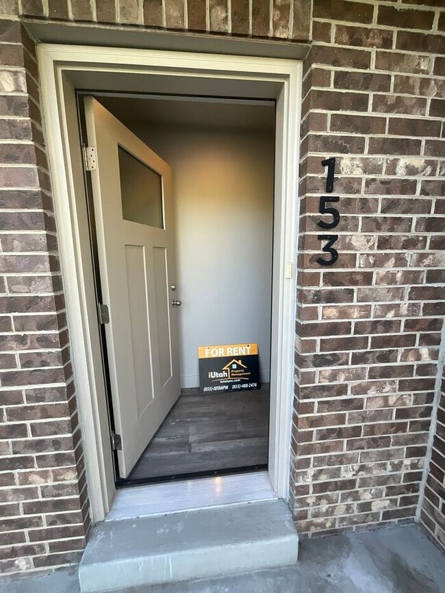Foto del edificio - 2 bedroom 2 1/2 bath Townhouse 2 car garage.