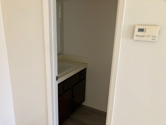Medio baño - 2514 14th Ave