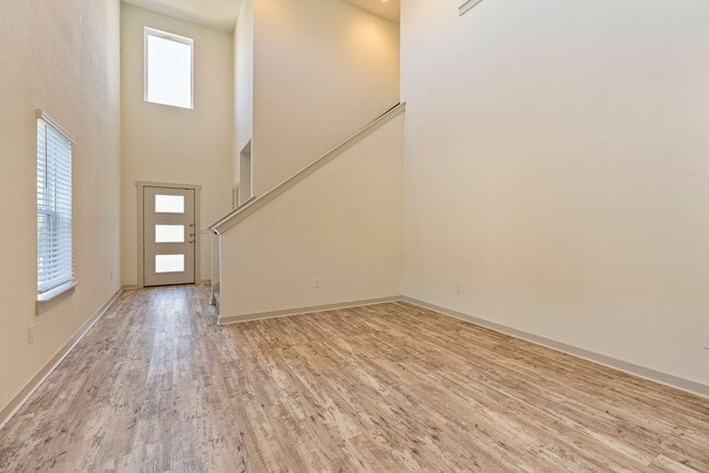 Building Photo - Beautiful 3 bedroom, 2.5 bathroom home in ...