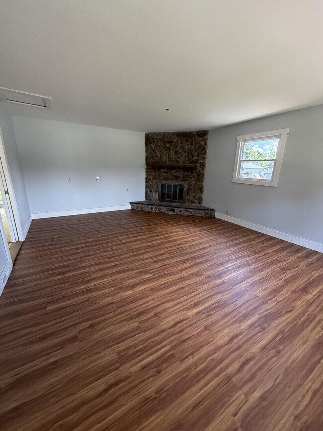 Foto del edificio - 721 Wayland Dr