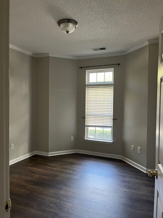 Building Photo - Spacious 2 bedroom 2 bath available now!