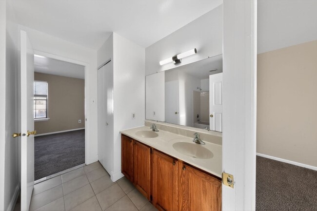 Building Photo - Newly Refinished 2 Bedroom Townhome