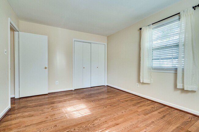 Building Photo - 8204 Mockingbird Dr