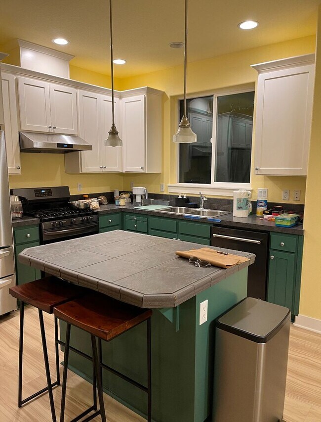 Building Photo - Stunning End-Unit Townhouse 3 bed, 2.5 bat...