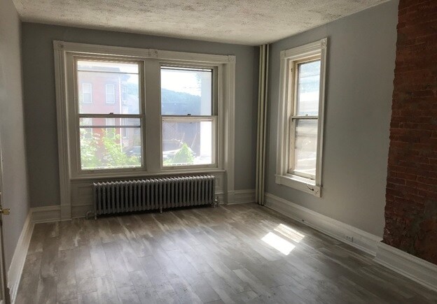 Foto del edificio - 1339 Mineral Spring Rd