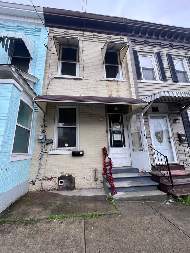 Foto del edificio - Beautiful updates in this spacious 3-bedro...