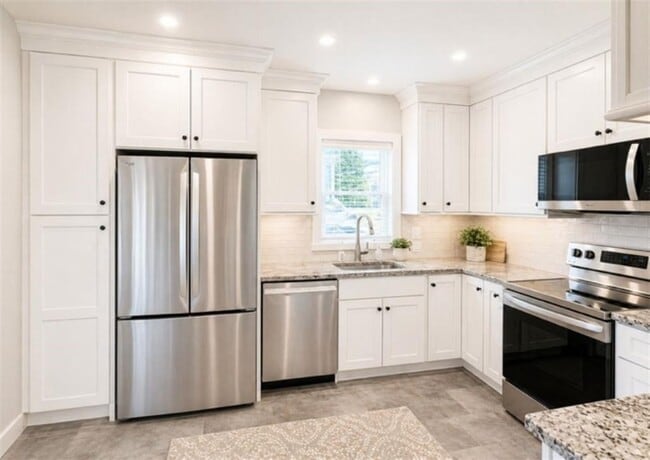 Building Photo - 65 Maple Ave