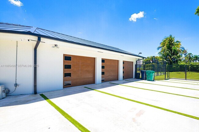 Building Photo - Southwest 89th Place, Miami, FL 33176 - 6 BR 4 BA single-family home