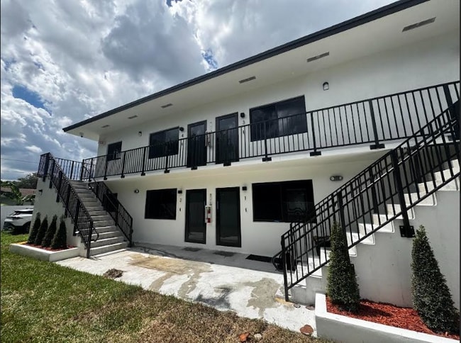 Photo - 630 NE 166th St Apartment