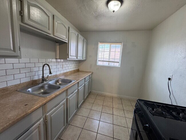 Foto del edificio - Fouplex unit ready to move in in Castle Hill!