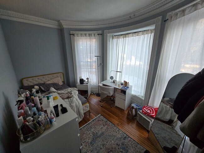 Foto del edificio - WOW!  RENOVATED 4 BED/2 BATH RIGHT BY B.U.