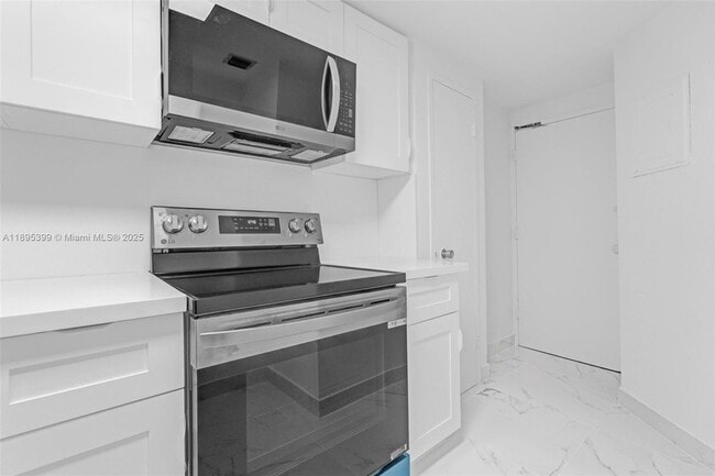 Building Photo - 905 Brickell Bay Dr
